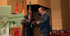 El Alcalde de Las Rozas entrega el Premio Revista Vértice a Vallehermoso Wagen